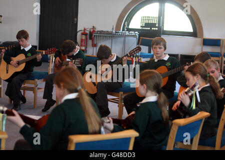 Les enfants de l'école primaire de l'église Bucklebury d'Angleterre enregistrent une chanson pour le mariage du prince William et de Kate Middleton, dans la paroisse du Berkshire où la mariée à être a grandi. Banque D'Images