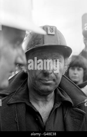 Arthur Scargill, président du Syndicat national des mineurs, revient à la surface après avoir été en contrebas à la mine de charbon Ollerton, dans le comté de Notinghamshire. Banque D'Images