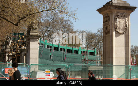 Le centre des médias et le portique du mariage royal en construction à Green Park, dans le centre de Londres. Banque D'Images