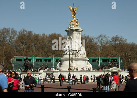 Le centre des médias et le portique du mariage royal en construction à Green Park, dans le centre de Londres. Banque D'Images