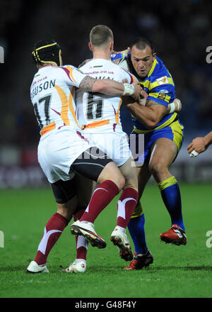 Louis Anderson de Warrington (à droite) est attaqué par Dale Ferguson de Huddersfield et Kevin Brown lors du match de la Super League engage au stade Galpharm, Huddersfield. Banque D'Images