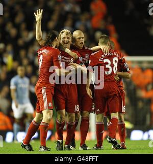 Dirk Kuyt de Liverpool (2e à gauche) est félicité par ses coéquipiers après avoir obtenu la note de leur côté deuxième but du jeu Banque D'Images