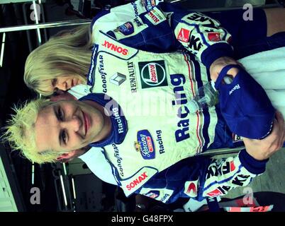 Pilote de course Canadien Jacques Villeneuve de quitter le garage pit à Silverstone, le samedi 12 juillet 1997. Le Grand Prix de Formule 1 britannique est dû à la course le dimanche 13 juillet 1997 à Villeneuve dans sa Williams Renault en pole position. PA/Photo Banque D'Images