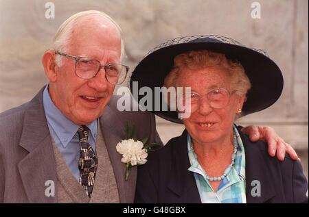 Golden Wedding couple Percy et Jess Hill, de Sherbourne, Dorset, devant Buckingham Palace cet après-midi (mardi) avant d'entrer dans le domaine pour une fête spéciale dans le jardin. La Reine et le duc d'Édimbourg ont invité 4,000 couples, tous mariés en 1947, à l'événement dans le cadre des célébrations de leur 50e anniversaire de mariage. Photo de Fiona Hanson/PA. VOIR les histoires de l'anniversaire ROYAL de Pennsylvanie. Banque D'Images