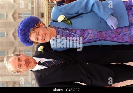 Golden Wedding couple Virginia et Ron Johnson d'Ewell, Surrey, à l'extérieur de Buckingham Palace cet après-midi (mardi) avant d'entrer dans le domaine pour une fête spéciale de jardin. La Reine et le duc d'Édimbourg ont invité 4,000 couples, tous mariés en 1947, à l'événement dans le cadre des célébrations de leur 50e anniversaire de mariage. Photo de Fiona Hanson/PA. VOIR les histoires de l'anniversaire ROYAL de Pennsylvanie. Banque D'Images