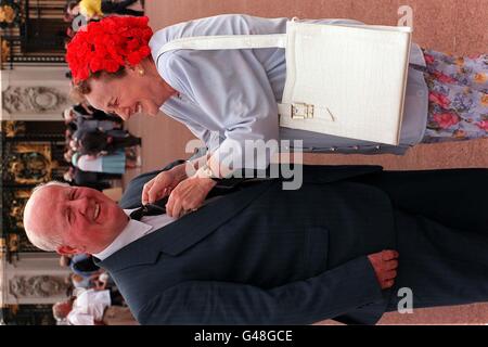 Couple de mariage d'or Jim et Beverley McKeever, de Glasgow, devant Buckingham Palace cet après-midi (mardi) avant d'entrer dans le domaine pour une fête spéciale dans le jardin. La Reine et le duc d'Édimbourg ont invité 4,000 couples, tous mariés en 1947, à l'événement dans le cadre des célébrations de leur 50e anniversaire de mariage. Photo de Fiona Hanson/PA. VOIR les histoires de l'anniversaire ROYAL de Pennsylvanie. Banque D'Images