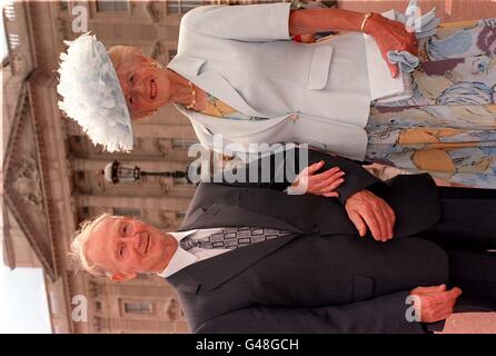 Golden Wedding couple Reg et Fran Henderson, de Newcastle, devant Buckingham Palace cet après-midi (mardi) avant d'entrer dans le domaine pour une fête spéciale dans le jardin. La Reine et le duc d'Édimbourg ont invité 4,000 couples, tous mariés en 1947, à l'événement dans le cadre des célébrations de leur 50e anniversaire de mariage. Photo de John Stillwell/PA. VOIR les histoires de l'anniversaire ROYAL de Pennsylvanie. Banque D'Images