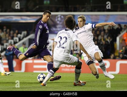 Cristiano Ronaldo du Real Madrid a un tir à but comme Michael Dawson (à droite) de Tottenham Hotspur tente de bloquer Banque D'Images