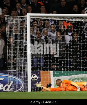 Le gardien de but de Tottenham Hotspur Heurelho Gomes s'embrouille pour arrêter le ballon après son erreur conduit à l'objectif d'ouverture de la Jeu par Cristiano Ronaldo du Real Madrid Banque D'Images