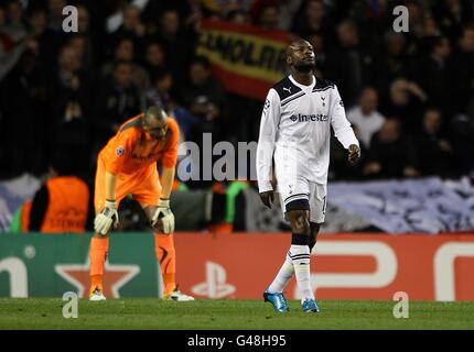 Le gardien de but de Tottenham Hotspur Heurelho Gomes et William Gallas (à droite) se tiennent abattu après avoir concédé le but d'ouverture du jeu Banque D'Images