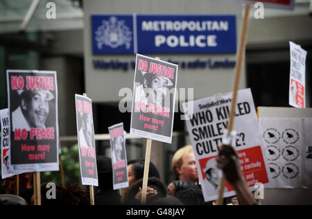 Des manifestants à l'extérieur de la Nouvelle-Écosse Yard marchent pour protester contre la mort de David Emmanuel (également connu sous le nom de Smiley Culture), décédé lors d'un raid dans son domicile de Surrey le mois dernier. Banque D'Images