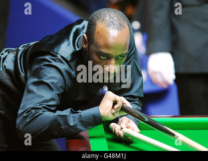 Rory McLeod, de l'Angleterre, à la table lors de son premier match rond lors des Championnats du monde de snooker Betfred.com au Crucible, Sheffield. Banque D'Images