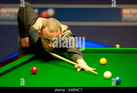 Martin Gould en action contre Judd Trump lors des Championnats du monde de Snooker Betfred.com au Crucible, Sheffield. Banque D'Images