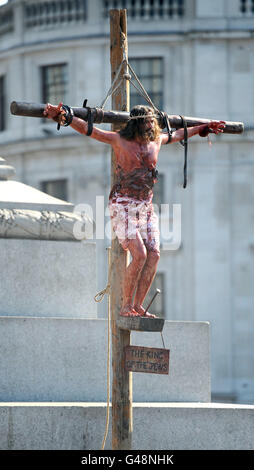 Jésus est crucifié lors d'une représentation en plein air de la passion de Jésus à Trafalgar Square à Londres pour marquer le Vendredi Saint. Banque D'Images