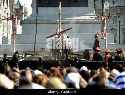 Jésus est crucifié lors d'une représentation en plein air de la passion de Jésus à Trafalgar Square à Londres pour marquer le Vendredi Saint. Banque D'Images