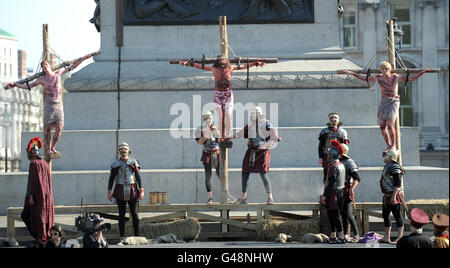 Jésus est crucifié lors d'une représentation en plein air de la passion de Jésus à Trafalgar Square à Londres pour marquer le Vendredi Saint. Banque D'Images