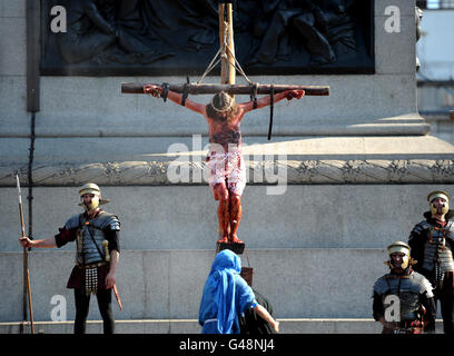 Jésus est crucifié lors d'une représentation en plein air de la passion de Jésus à Trafalgar Square à Londres pour marquer le Vendredi Saint. Banque D'Images