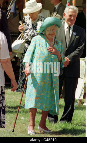 La Reine mère sourit pendant le salon floral de Sandringham. Banque D'Images