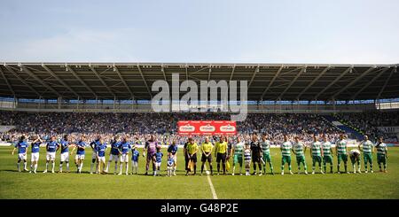 Cardiff City et Queens Park Rangers font la queue avec les officiels du match et les mascottes avant le début du match. Banque D'Images