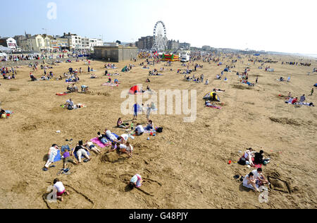 Les gens apprécient la plage au Weston Super Mare le dimanche de Pâques. Banque D'Images