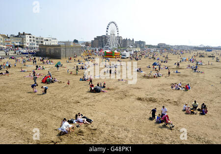 Les gens apprécient la plage au Weston Super Mare le dimanche de Pâques. Banque D'Images