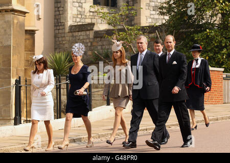 Les membres de la famille royale (de gauche à droite) la princesse Eugénie, Sophie Comtesse de Wessex, la princesse Beatrice, le prince Andrew, le duc d'York, Tim Lawrence (de retour) le prince Edward, le comte de Wessex et la princesse royale, arrivent pour le service des matins de Pâques à la chapelle St George, au château de Windsor. Banque D'Images