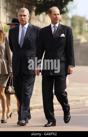 Le prince Andrew, duc de York (à gauche) et le prince Edward, comte de Wessex, arrivent pour le service des matins de Pâques à la chapelle St George, château de Windsor. Banque D'Images