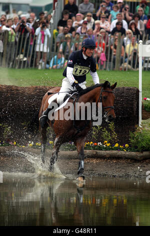 William Fox-Pitt, de Grande-Bretagne, à cheval sur Cool Mountain en compétition dans la scène de Cross Country pendant le quatrième jour des épreuves de badminton à Badminton, Gloucestershire. Banque D'Images