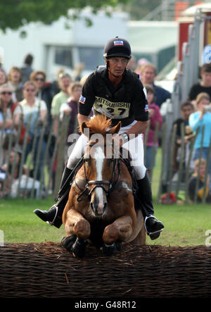 La circonscription d'Andrew Nicholson, en Nouvelle-Zélande, Nereo est en compétition sur la scène de Cross Country au cours du quatrième jour des épreuves de badminton à Badminton, Gloucestershire. Banque D'Images