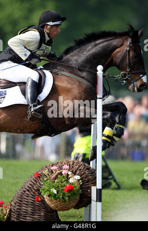 Sam Griffiths, en Australie, en compagnie de Happy Times, participe à la scène de cross-country au cours du quatrième jour des épreuves de badminton à Badminton, Gloucestershire. Banque D'Images