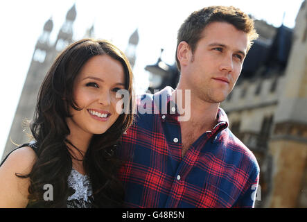 Camilla Luddington et Nico Evers-Swindell, les stars de William et Kate:The Movie, photographiés à l'extérieur de l'abbaye de Westminster à Londres pour promouvoir la sortie DVD du film. Banque D'Images