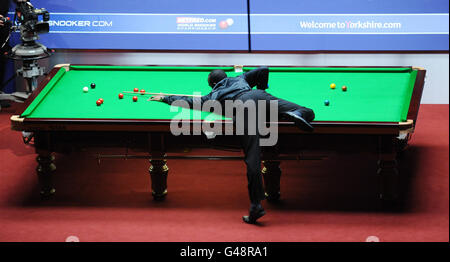 Snooker - Championnats du monde de snooker Betfred.com - dixième jour - le théâtre Crucible.Rory McLeod en Angleterre à la table lors de son deuxième match des Championnats du monde de snooker Betfred.com au Crucible, Sheffield. Banque D'Images