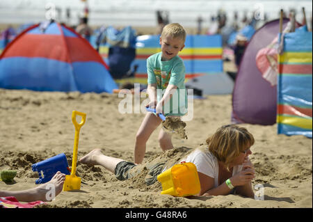 Les gens se détendent sur la plage de Woolacombe, dans le nord du Devon, en profitant d'une autre journée chaude au soleil. Banque D'Images