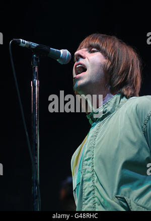 . AUCUNE UTILISATION APRÈS LE 26 JUIN Liam Gallagher se produit avec son groupe Beady Eye au Brighton Centre, Brighton, East Sussex. Banque D'Images