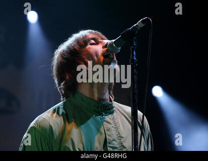 . AUCUNE UTILISATION APRÈS LE 26 JUIN Liam Gallagher se produit avec son groupe Beady Eye au Brighton Centre, Brighton, East Sussex. Banque D'Images