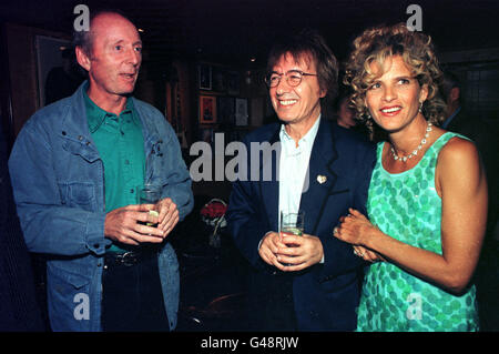 Rolling Stone l'ancien Bill Wyman et son épouse, Suzanne, assister à la 8e anniversaire pour Bill's 'sticky Fingers' restaurant à Kensington, Londres. Banque D'Images