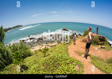 Sri Lanka, Mirissa beach, les touristes sur Parrot Rock grand angle extrême Banque D'Images