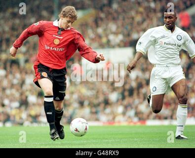 Ole Gunnar Solskjaer de Manchester United (à gauche) attaque la défense de Leeds (Lucas Radebe - à droite) lors de leur affrontement de premier ministre à Elland Road. Banque D'Images