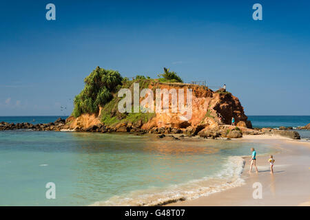 Sri Lanka, Mirissa beach, Parrot Rock, les gens se baigner dans l'eau potable Banque D'Images