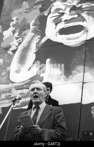 M. Anthony Wedgwood Benn s'adresse à la manifestation massive de la campagne pour le désarmement nucléaire (CND) à Trafalgar Square. En arrière-plan, une affiche futuriste géante d'explosion nucléaire terrifiait bébé. Banque D'Images