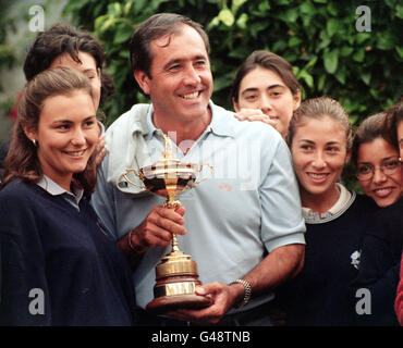 Le capitaine européen Seve Ballesteros a remporté le trophée de la Ryder Cup avec le personnel d'administration au pavillon de Valderrama ce matin (lundi), après que son équipe ait vaincu les Américains.Photo par Rebecca Naden/PA Banque D'Images