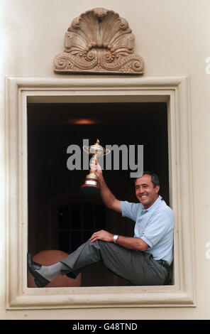 Le capitaine européen Seve Ballesteros a remporté le trophée de la Ryder Cup au pavillon de Valderrama ce matin (lundi), après que son équipe ait vaincu les Américains. Photo par Rebecca Naden/PA Banque D'Images