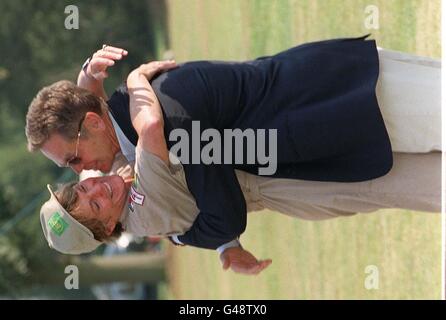 La grand-mère britannique Jennifer Murray est accueillie avec un hug de son mari Simon, à la fin de son vol en hélicoptère record du monde entier.Jennifer, âgée de 57 ans, débarqua à Durdent court, Denham, Buckinghamshire, pour être accueillie par la duchesse de York.* après 97 jours et 30,000 miles, à travers 26 pays avec son co-pilote Quentin Smith. Banque D'Images