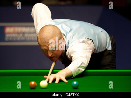 Dave Harold en action contre Ali carter pendant les Championnats du monde de Snooker Betfred.com au Crucible, Sheffield. Banque D'Images