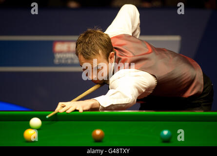 Ali carter en action contre Dave Harold lors des Championnats du monde de Snooker Betfred.com au Crucible, Sheffield. Banque D'Images