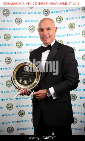 Soccer - PFA Player of the Year Awards 2011 - Grosvenor House Hotel.Arbitre Howard Webb avec son Prix spécial du mérite lors du PFA Player of the Year Awards 2011 au Grosvenor House Hotel, Londres. Banque D'Images