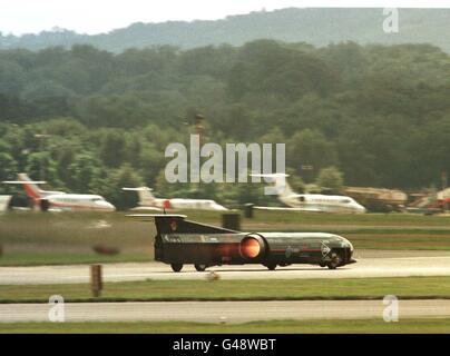 Andy Green, prend la SSC de poussée, voiture supersonique sur une dernière course d'essai à l'aérodrome de Farnborough.L'équipe, dirigée par le détenteur actuel du record mondial de vitesse terrestre Richard Noble, espère atteindre plus de 750 km/h, dans leur tentative au Black Rock Desert au Nevada. Banque D'Images