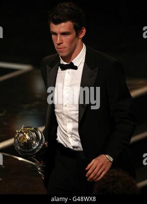 Gareth Bale de Tottenham Hotspur reçoit le trophée PFA Player of the Year lors des PFA Player of the Year Awards 2011 au Grosvenor House Hotel, Londres. Banque D'Images