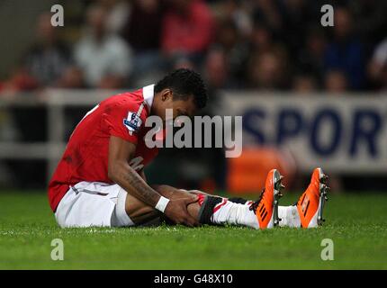 Football - Barclays Premier League - Newcastle United / Manchester United - St James' Park. Luis Nani de Manchester United est blessé Banque D'Images