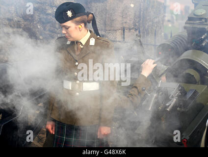 Un officier cadet des universités Glasgow et Strathclyde corps d'instruction des officiers et des Gunners de 212 batterie, 105 Régiment Artillerie royale (bénévoles) se retourne de la fumée lors d'un hommage de 21 armes à feu pour souligner le 85e anniversaire de la reine au château de Stirling. Banque D'Images